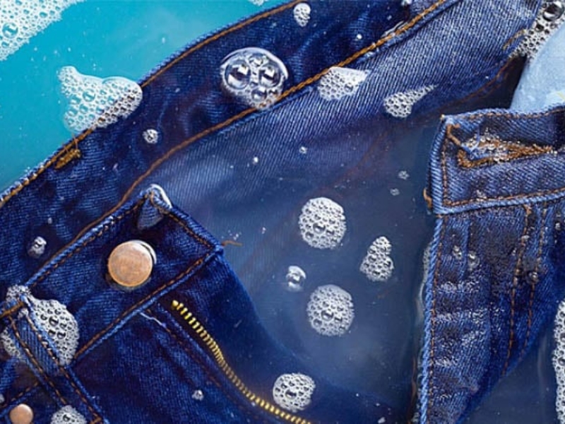 cách giặt quần jean mới mua không ra màu