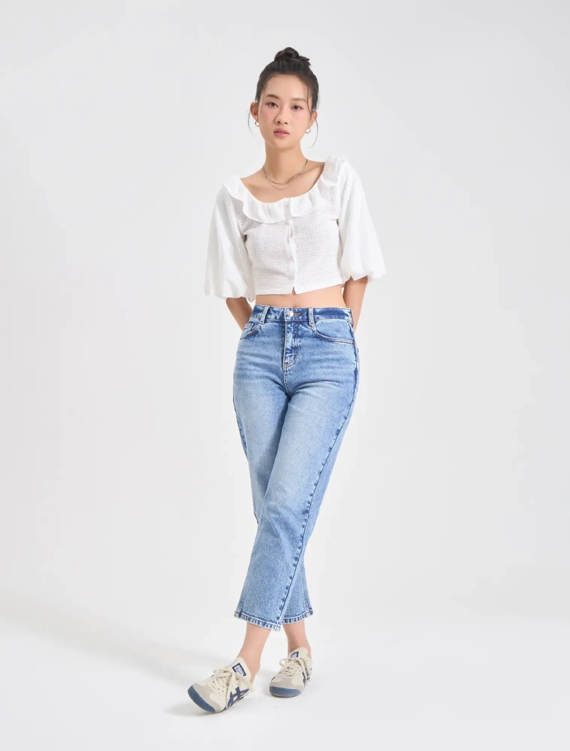 Áo sơ mi trắng + Quần jeans dáng lửng
