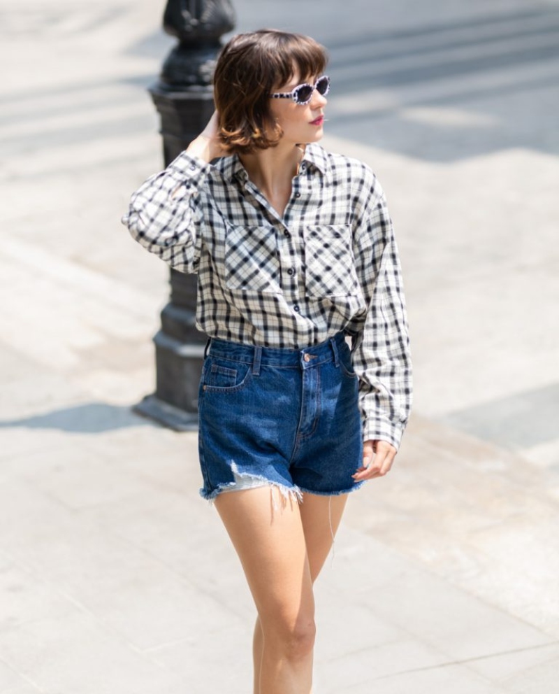 Áo sơ mi kẻ sọc + Quần short jeans