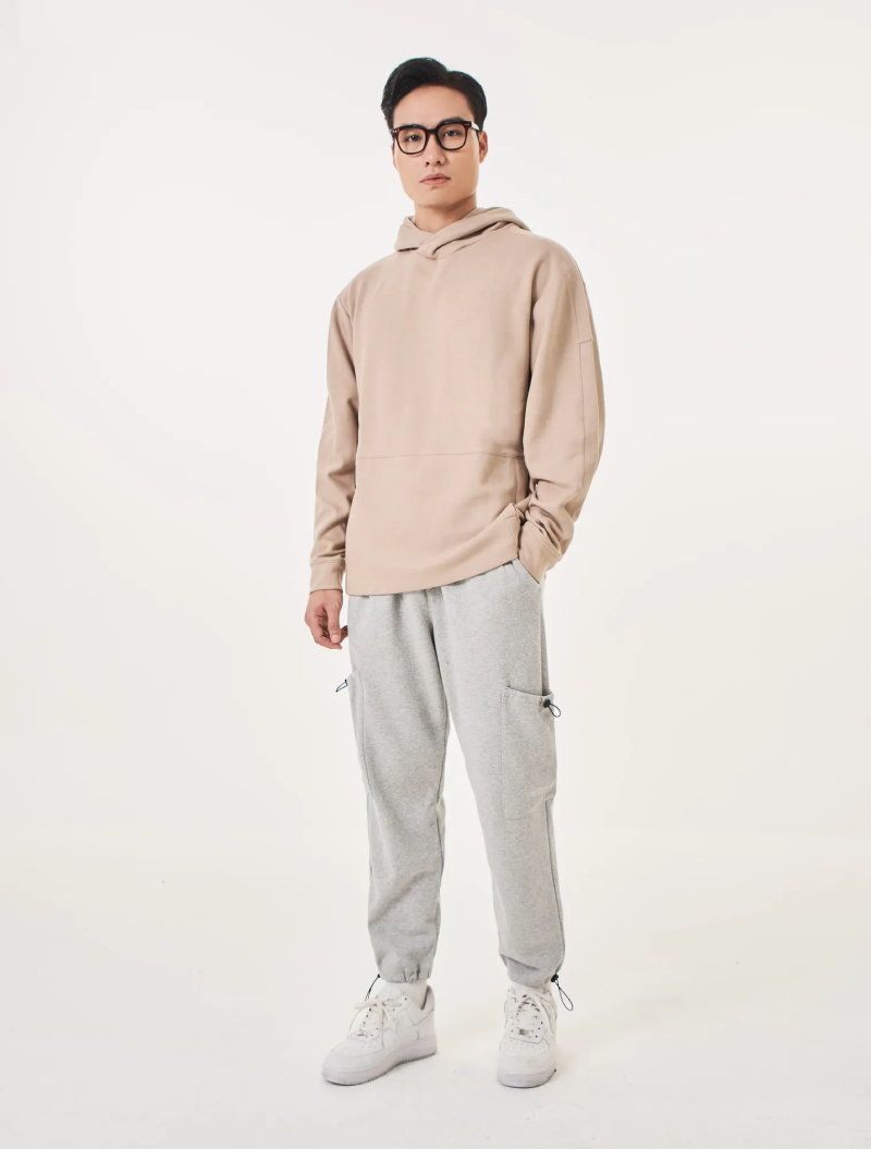 Phối quần jogger với áo hoodie