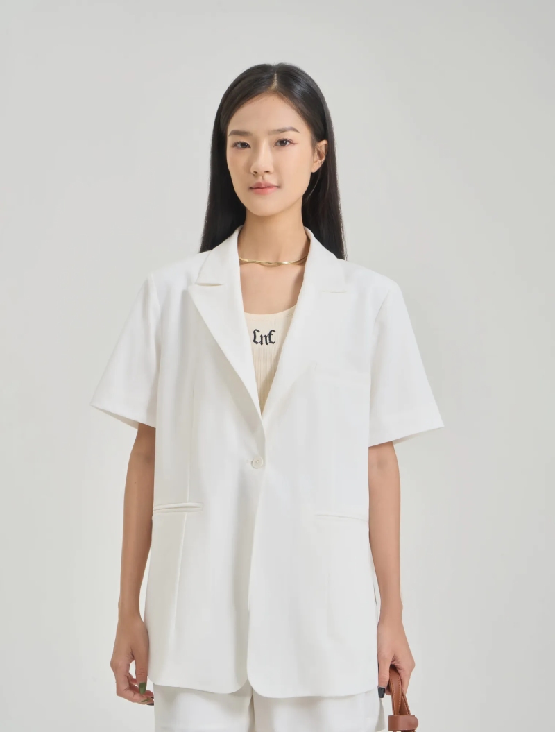 Phối áo blazer và quần jean với áo thun cổ tròn Phối áo blazer và quần jean với áo thun cổ tròn