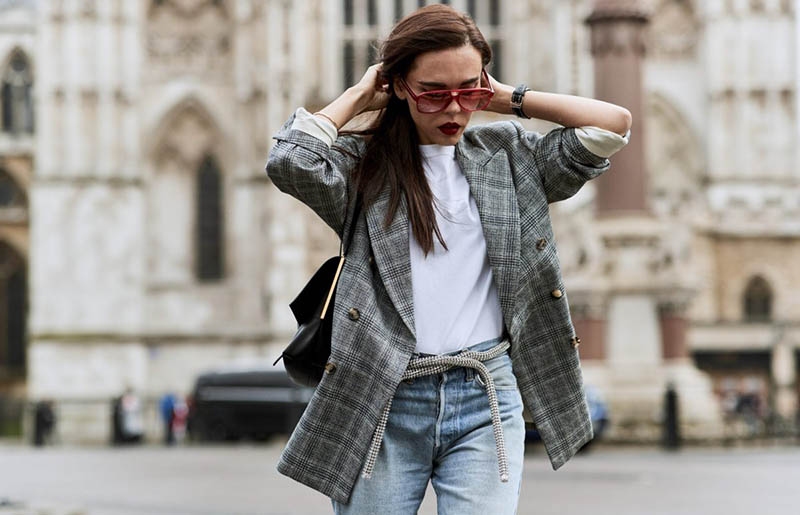 Phối blazer kẻ với quần jean và áo sơ mi Phối blazer kẻ với quần jean và áo sơ mi