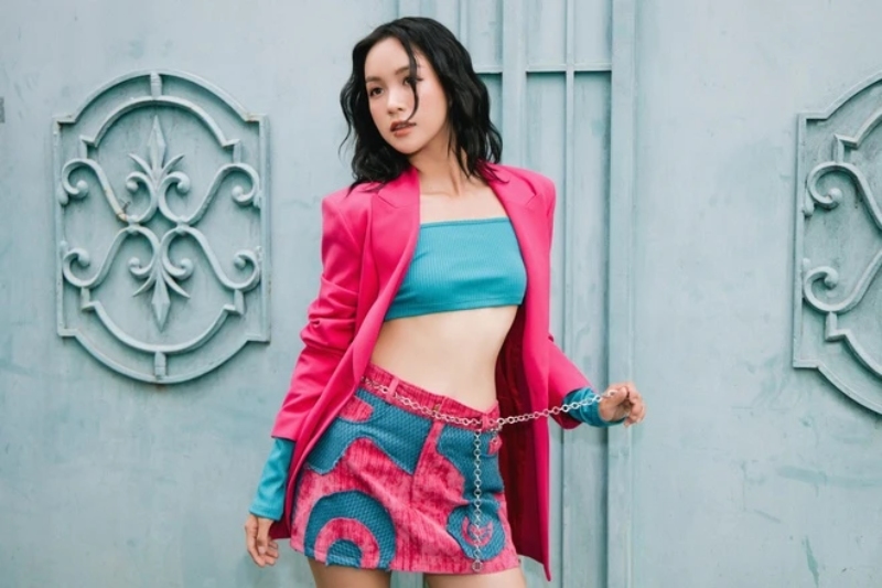 Phối Áo Blazer Với Chân Váy