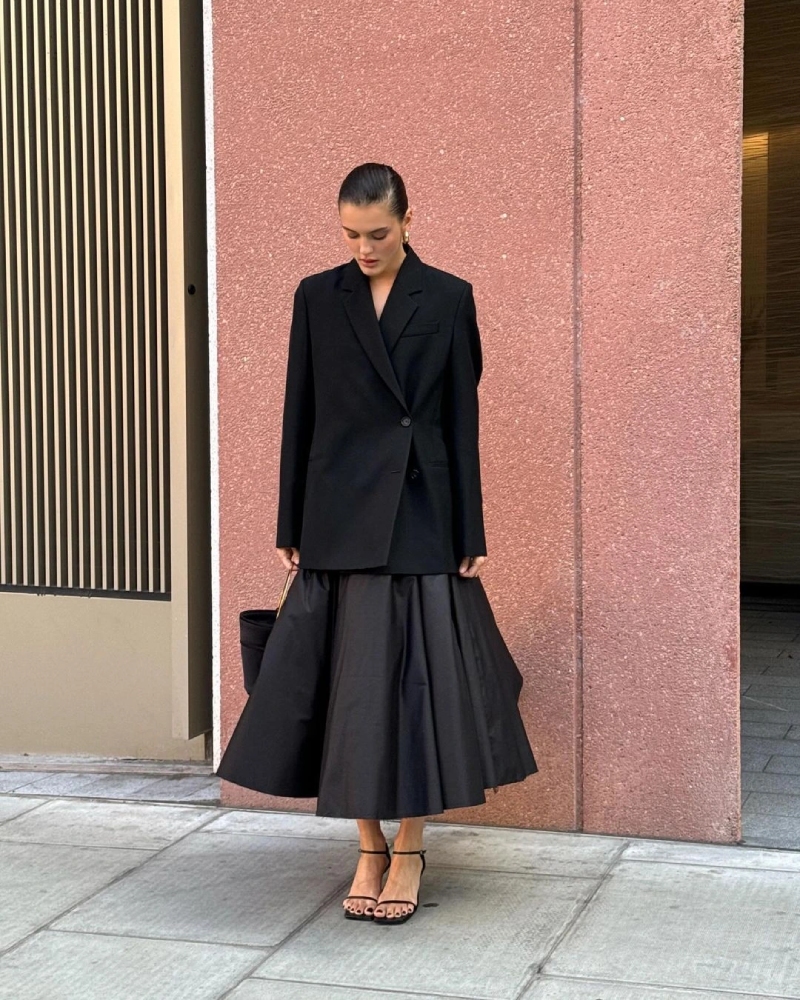 Phối Áo Blazer Với Chân Váy