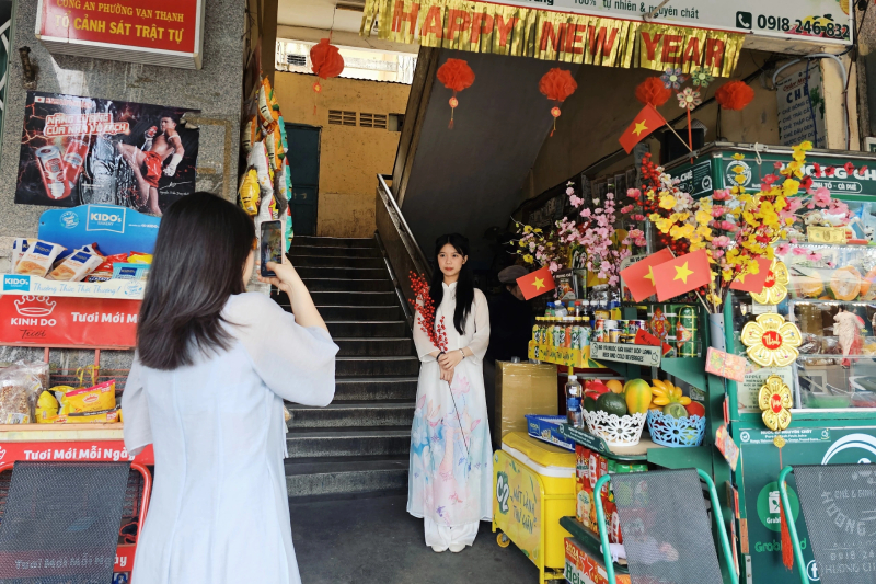 chụp ảnh áo dài tết đi chợ đầu xuân