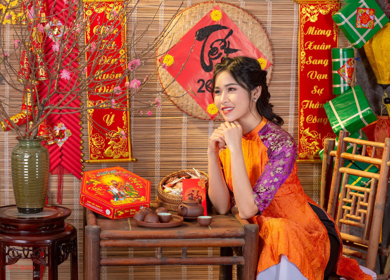 tạo dáng chụp hình áo dài tết ở studio
