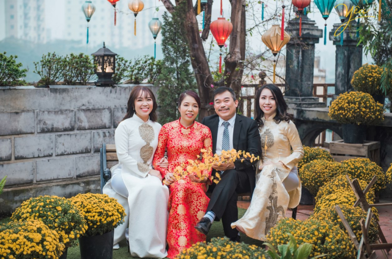 tạo dáng chụp ảnh áo dài tết với gia đình