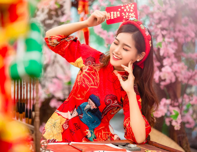 tone sur tone với bao lì xì đỏ thắm