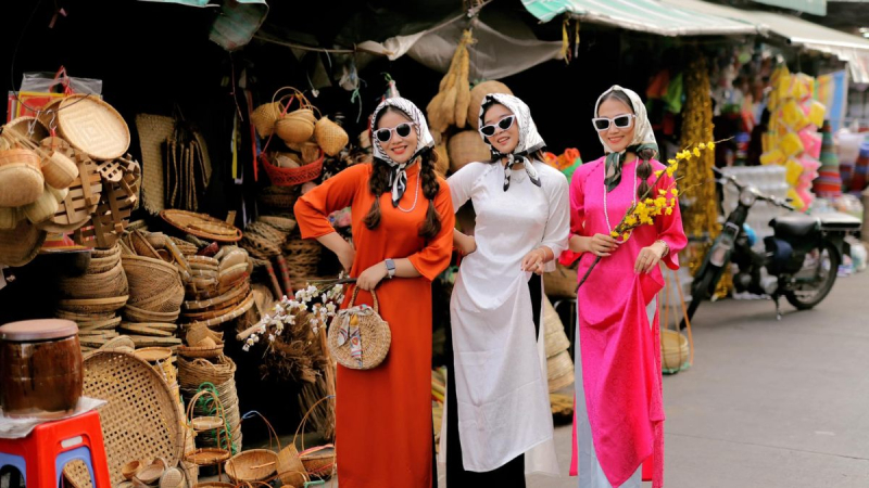 chụp ảnh áo dài với bạn bè