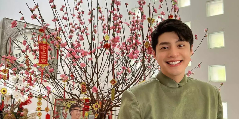 tạo dáng chụp ảnh tết với cành đào