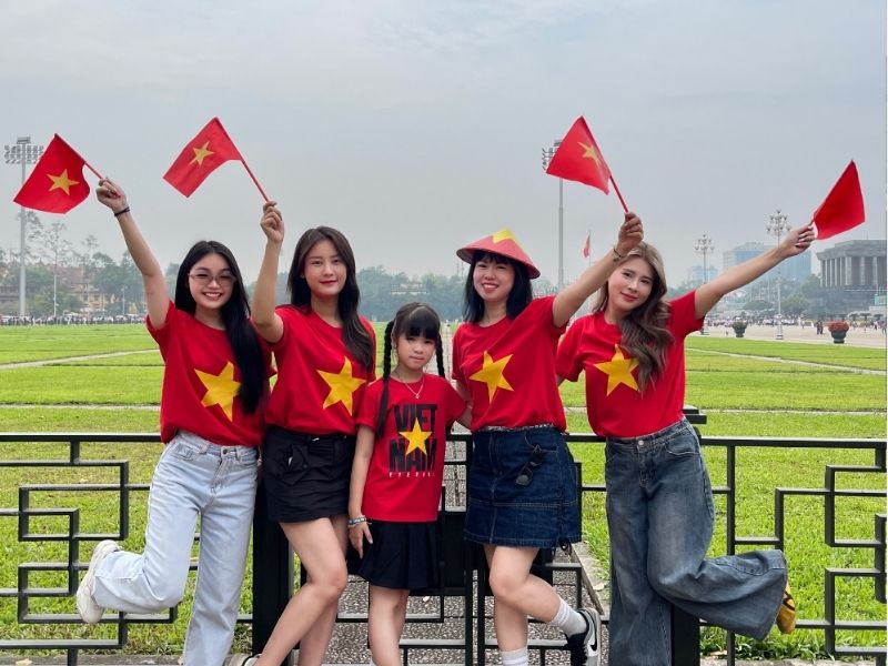 áo cờ đỏ sao vàng chân váy đen
