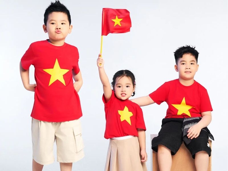 áo cờ đỏ sao vàng quần trắng