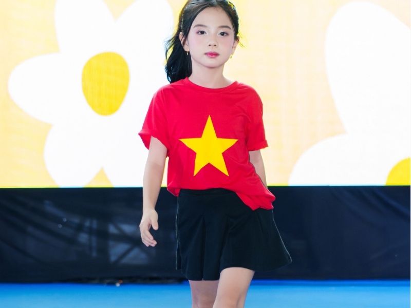 phối đồ với áo cờ đỏ sao vàng
