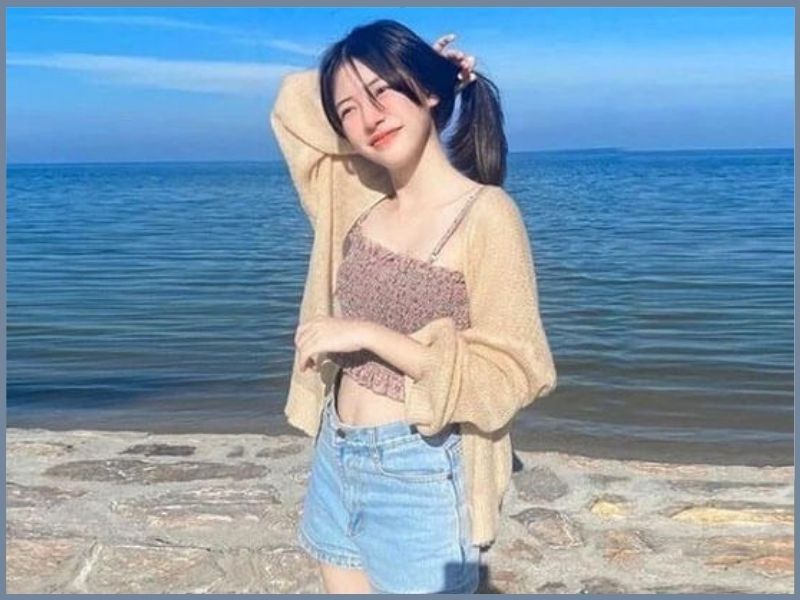 chân ngắn đi biển mặc gì