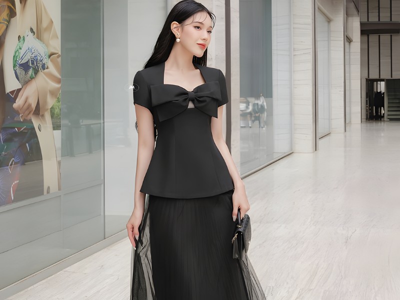 chân váy xếp ly đen dài phối với áo gì