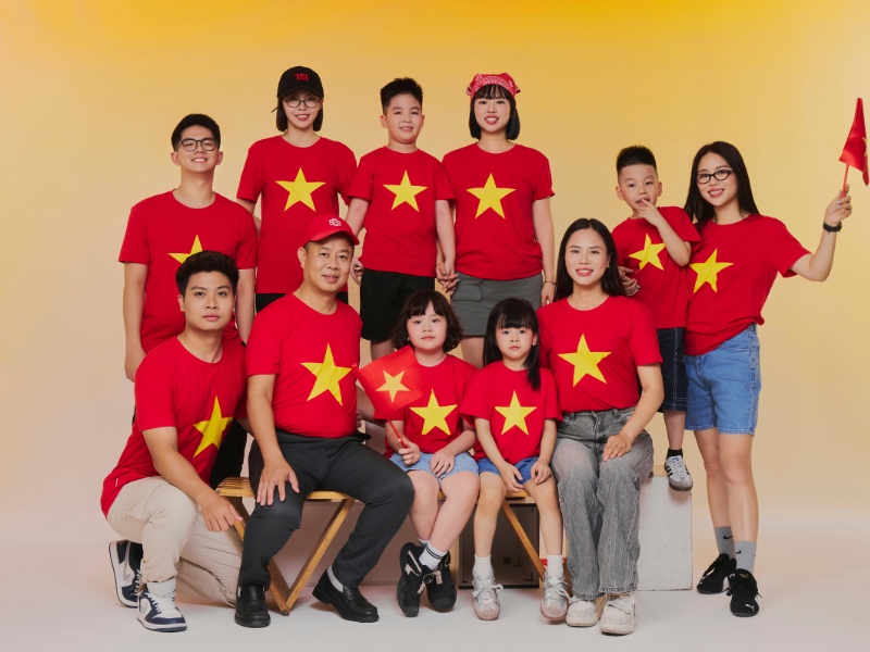 Áo cờ đỏ sao vàng tại Canifa
