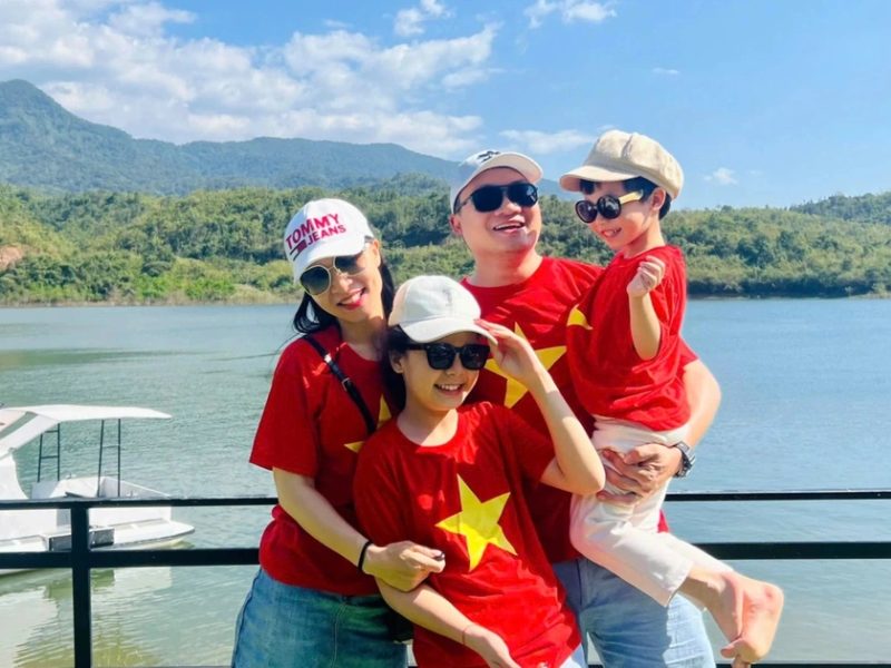 chụp ảnh với áo cờ đỏ sao vàng