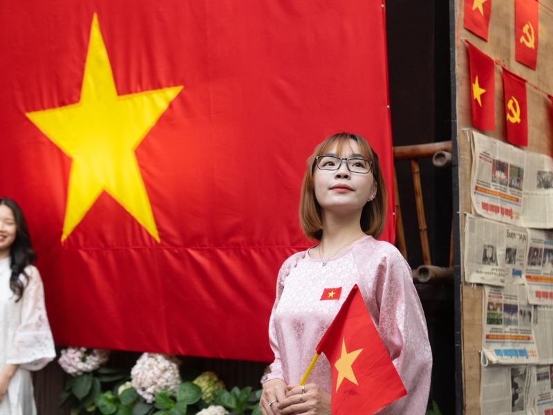 Lựa chọn góc chụp với áo cờ đỏ