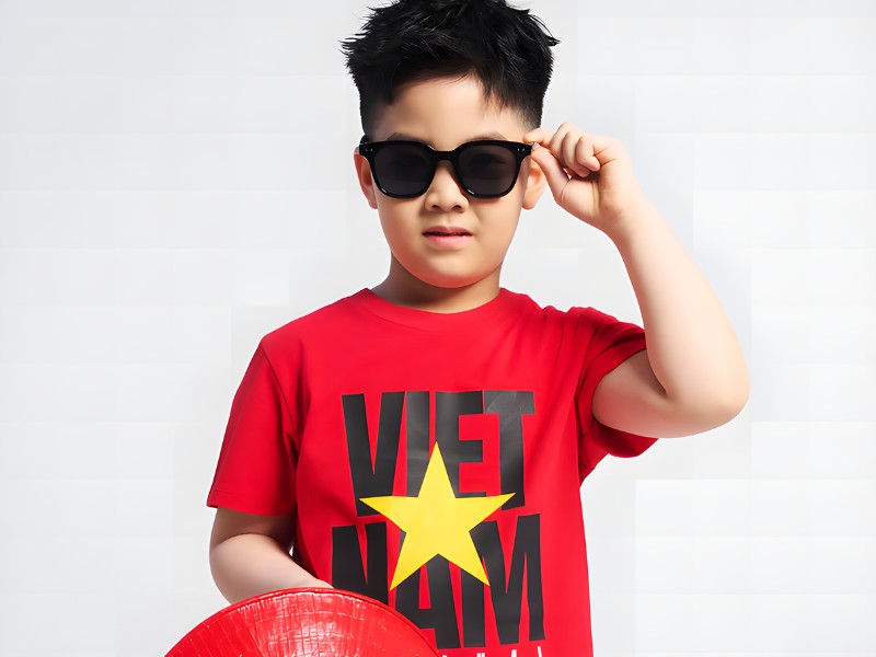 bé mặc áo cờ đỏ sao vàng
