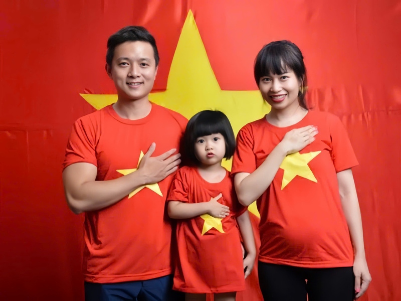 chụp ảnh áo cờ đỏ sao vàng Chụp hình với áo cờ đỏ sao vàng