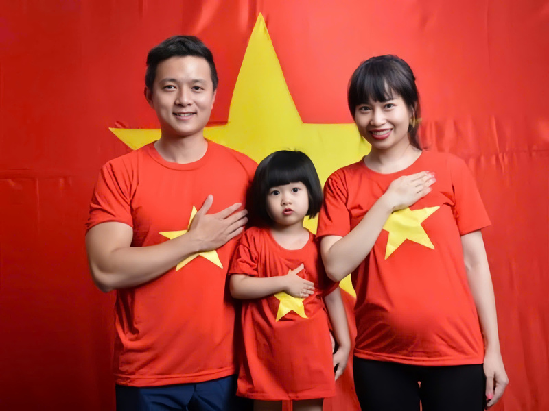 chụp ảnh với áo cờ đỏ sao vàng