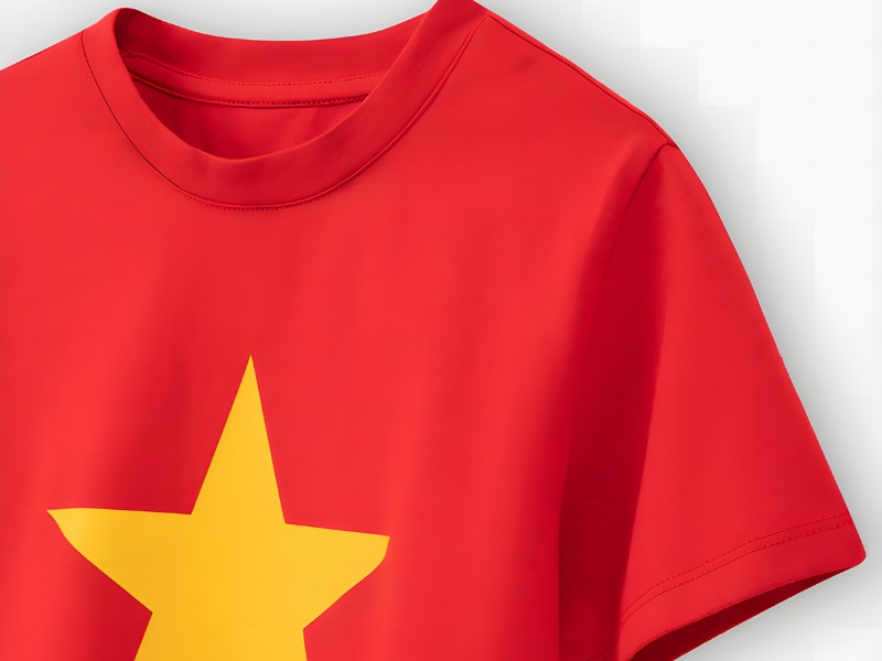 bé mặc áo cờ đỏ sao vàng