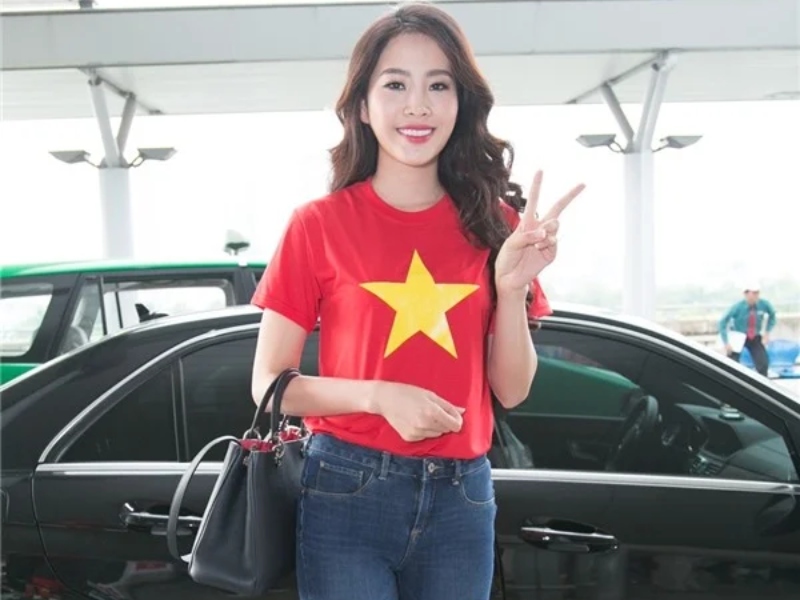 chụp ảnh áo cờ đỏ sao vàng Ảnh giơ tay chữ V