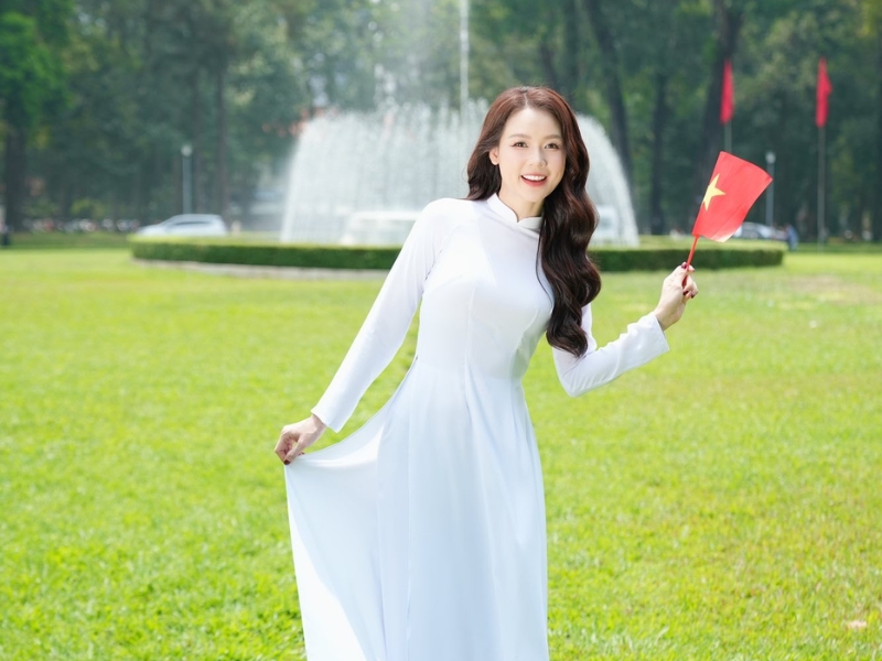 chụp ảnh với cờ đỏ sao vàng chụp ảnh với cờ đỏ sao vàng