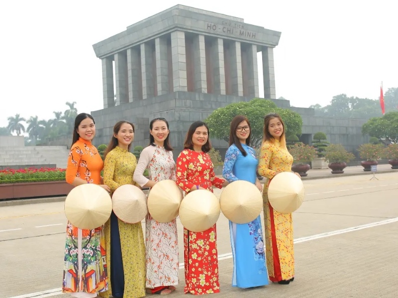 Trang phục dân tộc khi vào Lăng Bác