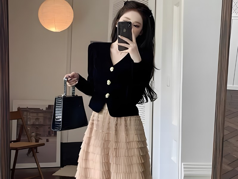 phối đồ với chân váy xếp ly dài màu trắng