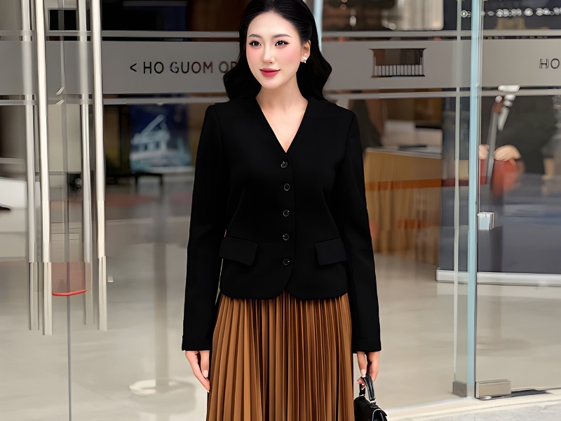 phối đồ với chân váy xếp ly dài màu nâu