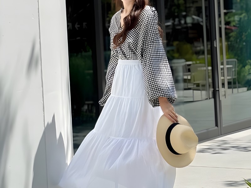 chân váy dài màu trắng phối với áo gì