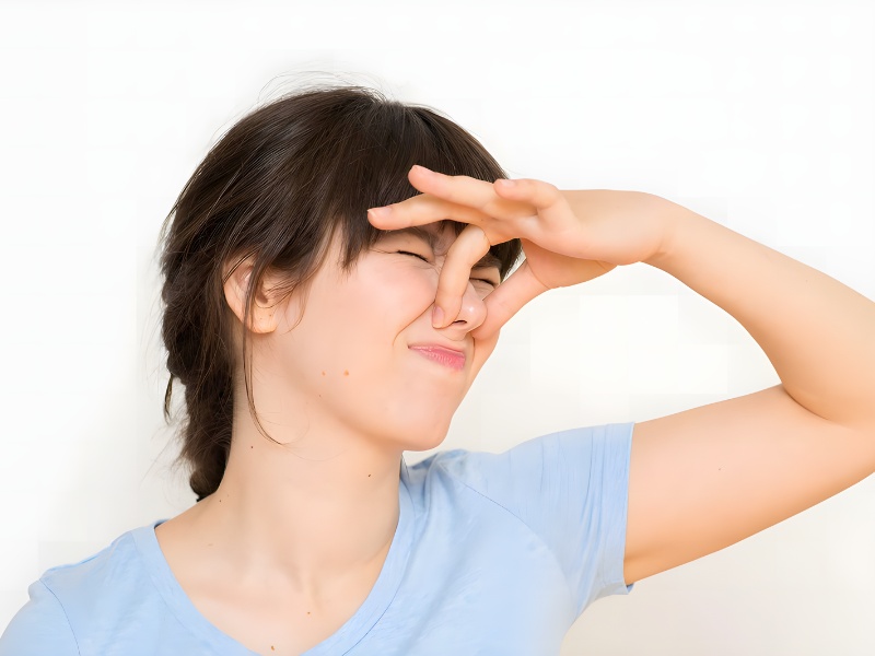 nách ra mồ hôi ướt áo