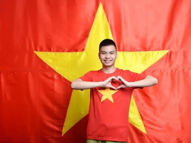 tạo dáng với áo cờ đỏ sao vàng