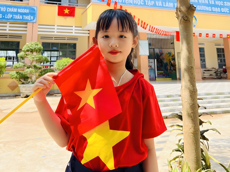 áo cờ đỏ sao vàng cho em bé