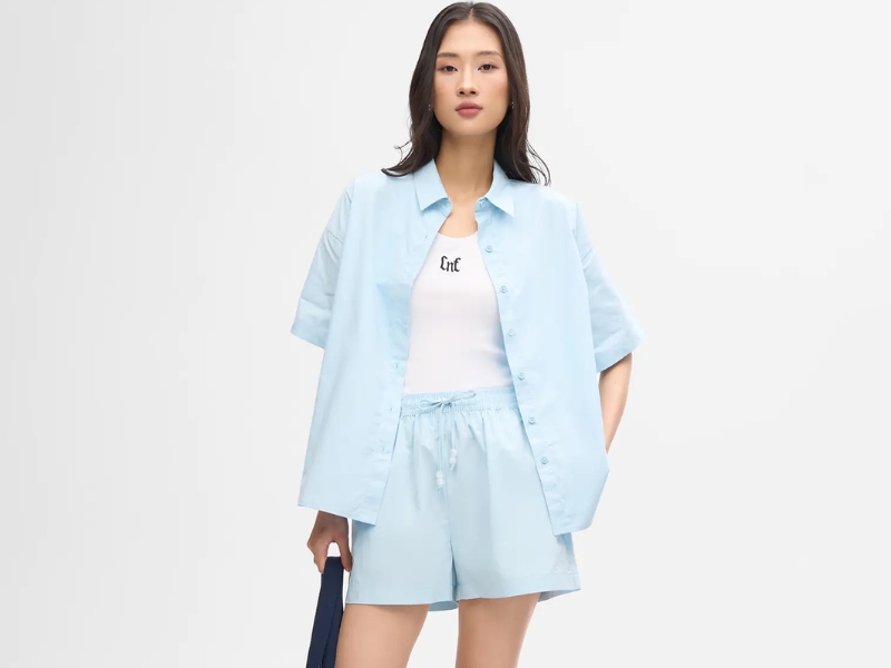 phối áo sơ mi đi biển nữ