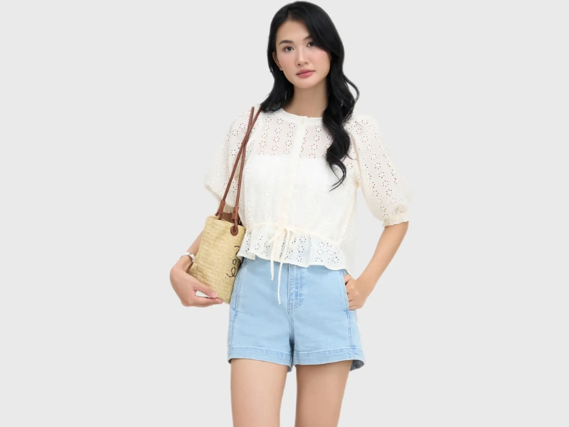 phối áo sơ mi đi biển nữ