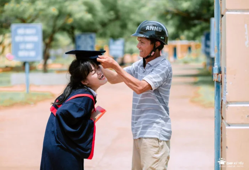 bố chụp ảnh kỷ yếu với con