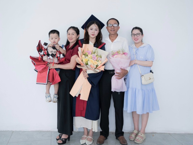 chụp kỷ yếu cùng con mặc gì