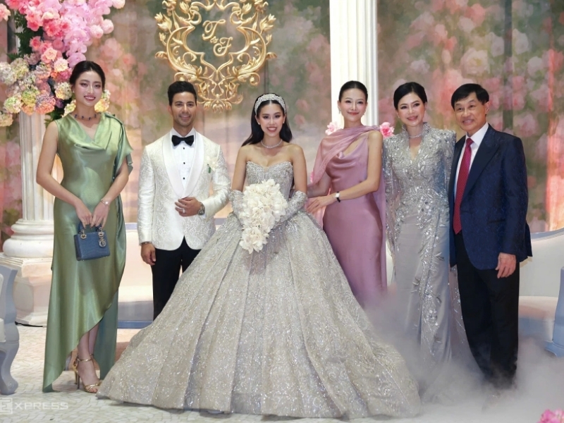 chọn túi ví cầm tay thanh lịch khi diện chân váy tiệc