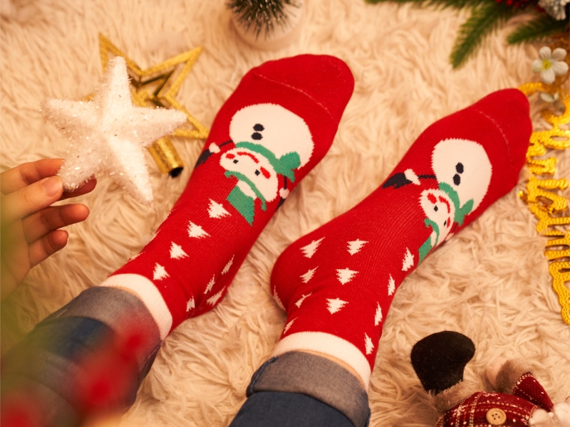 tặng đồng nghiệp nữ tất chủ đề giáng sinh