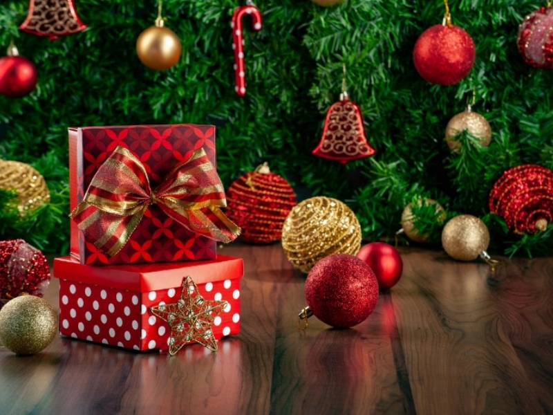 không nên tặng quà quá đắt tiền nơi công sở