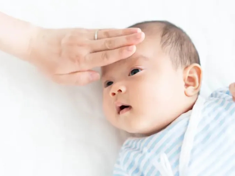 trẻ em đi ngủ có nên đi tất không