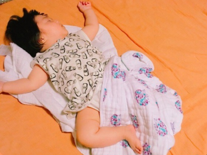 trẻ em đi ngủ có nên đi tất không