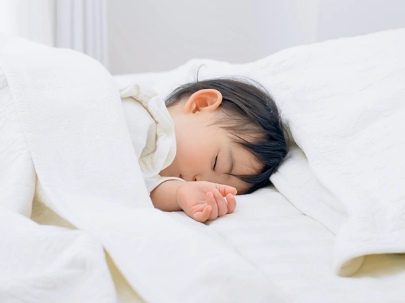 trẻ em đi ngủ có nên đi tất không