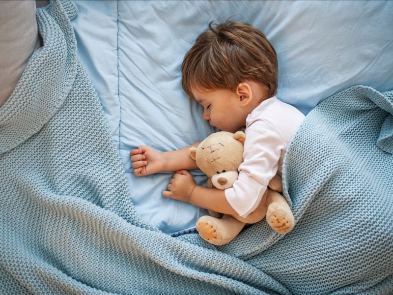 trẻ em đi ngủ có nên đi tất không