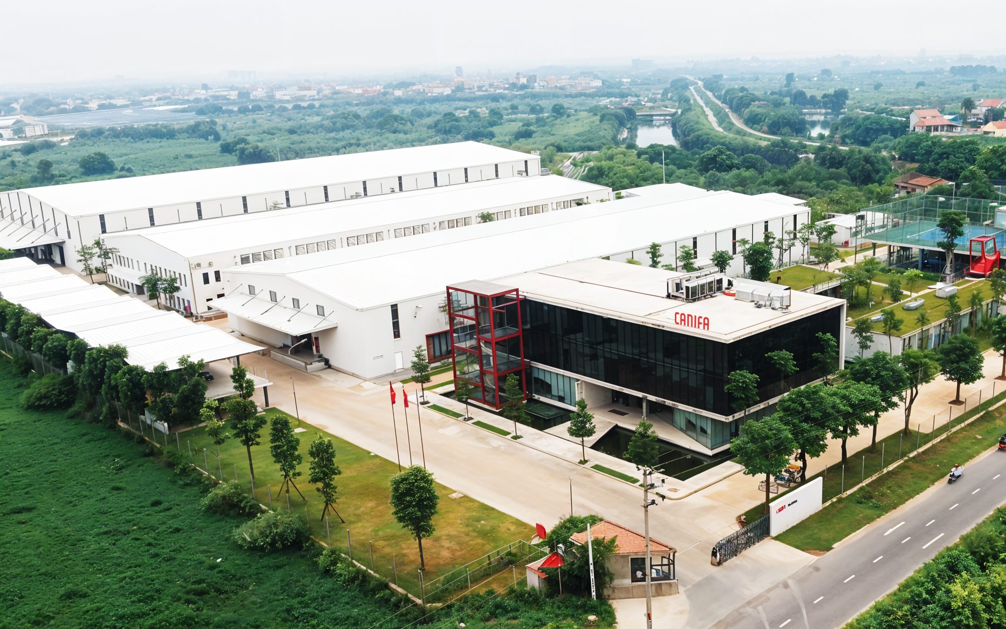 Tổ hợp Canifa Văn Giang nhận được chứng chỉ LEED - hệ thống tiêu chuẩn về thiết kế và kiểm tra xanh. Tổ hợp Canifa Văn Giang nhận được chứng chỉ LEED - hệ thống tiêu chuẩn về thiết kế và kiểm tra xanh.