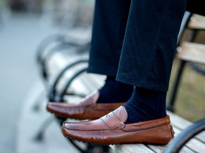 Giày loafer nâu, be, kem phối tất ra sao?