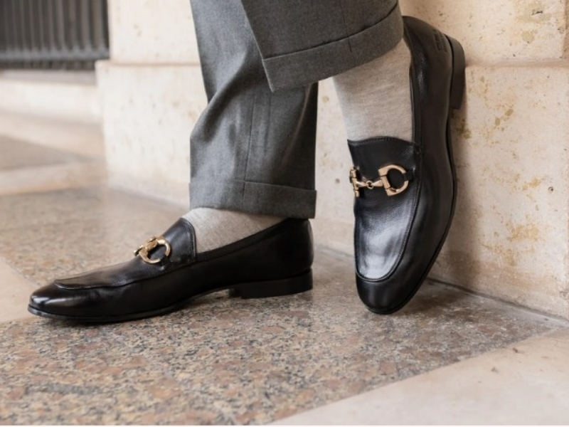 Giày loafer đen nên đi tất màu gì?