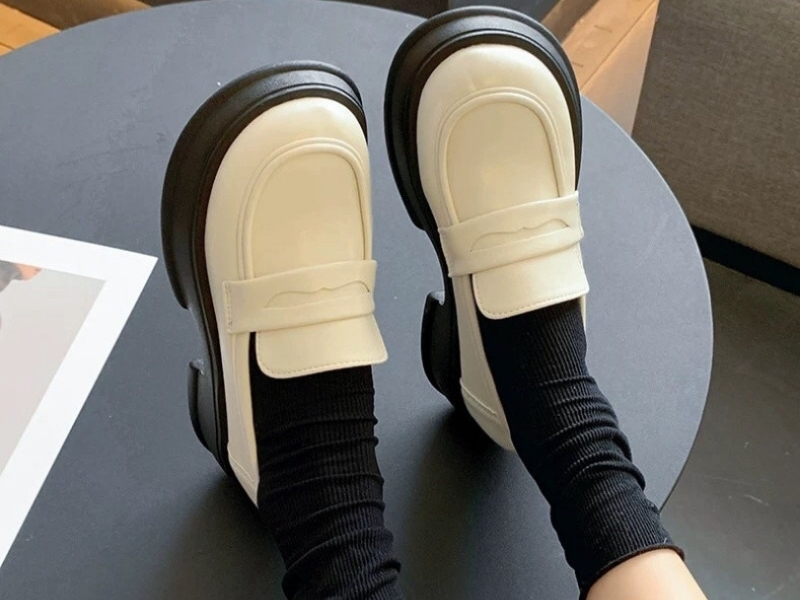 Giày loafer màu trắng nên đi tất gì?